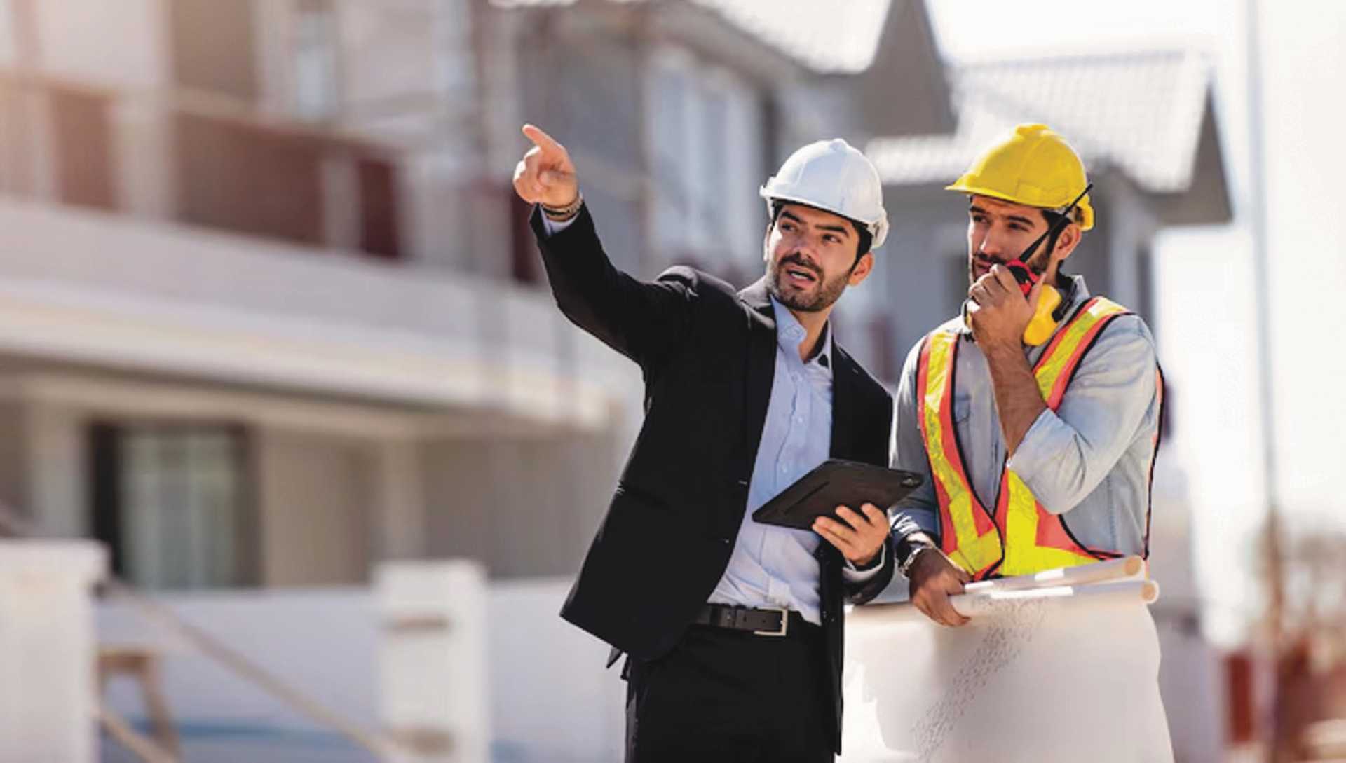 Bauleiter spricht mit Arbeiter