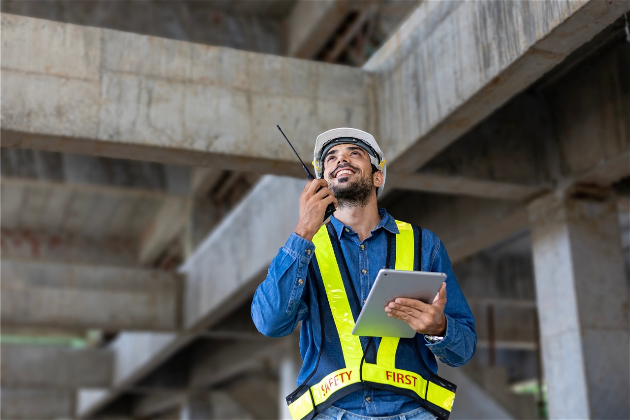 Ingenieur mit Sicherheitsausrüstung und Tablet