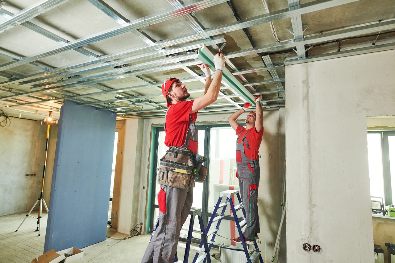 Handwerker bei Deckenarbeit